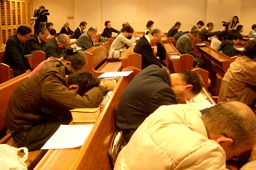 日本のリバイバルのために真剣に祈る参加者たち＝２２日、東京都新宿区の東京中央教会で