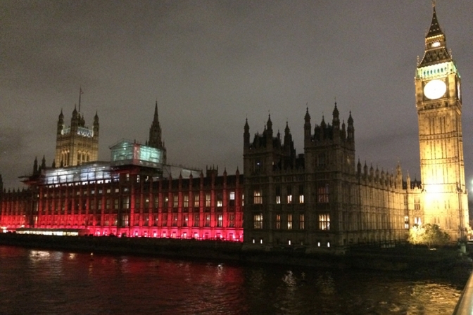 ロンドンが真っ赤な「血の色」に、迫害の犠牲者覚え　教会やモスクも