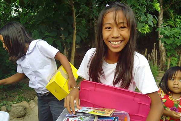思いとプレゼントの込められたシューボックス　１万３７１８箱が日本からフィリピンの子どもたちへ