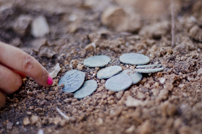 エルサレム近郊で１４００年前の青銅貨発見　迫害逃れたキリスト教徒の遺物か