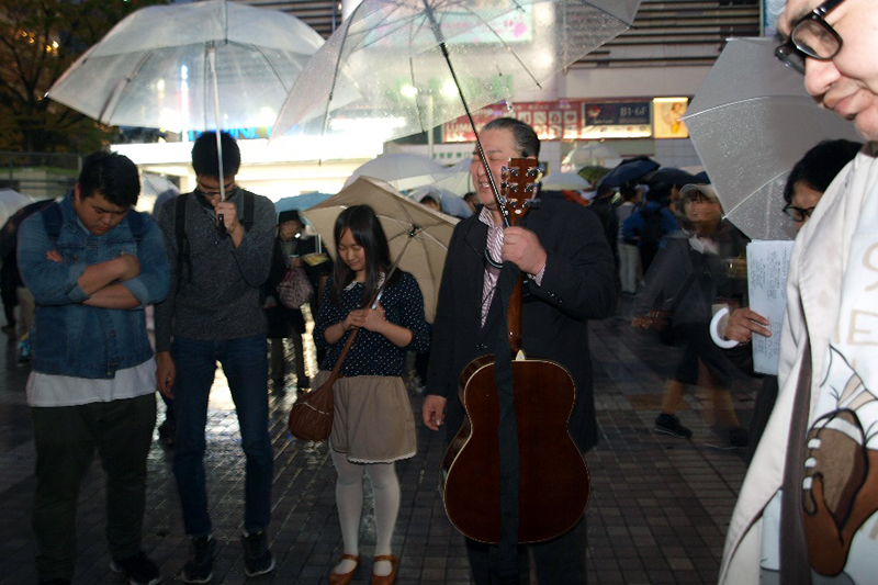 新宿の夜空に響く賛美と福音のメッセージ　路傍伝道ネットワーク　菅野直基牧師