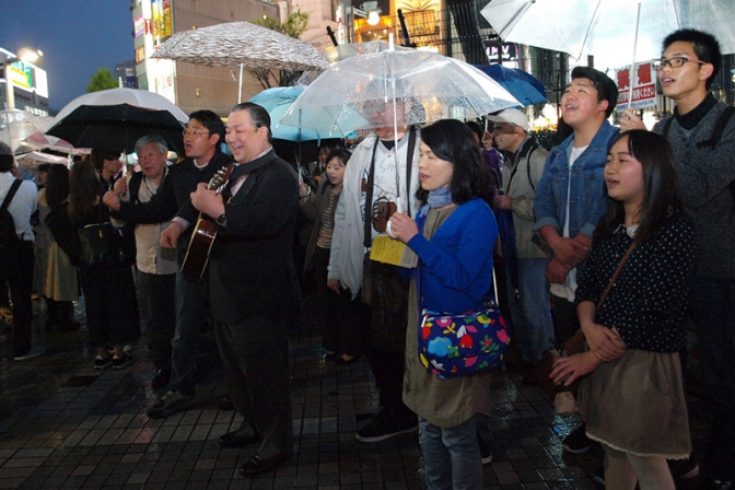 新宿の夜空に響く賛美と福音のメッセージ　路傍伝道ネットワーク　菅野直基牧師