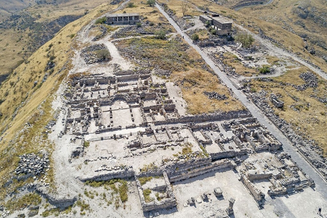 ガリラヤ湖近くの遺跡に教会群、未知の聖人のものとみられる墓発見