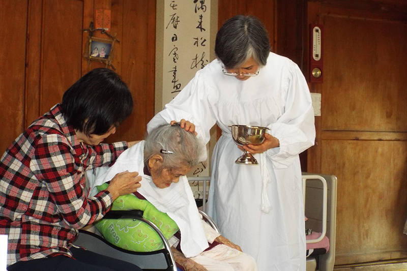 娘の手で１０２歳の洗礼式　「イエスを信じれば、あなたも家族も救われる」