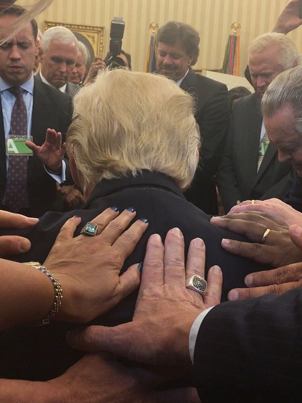 福音派指導者ら、大統領執務室でトランプ氏に手を置いて祈り