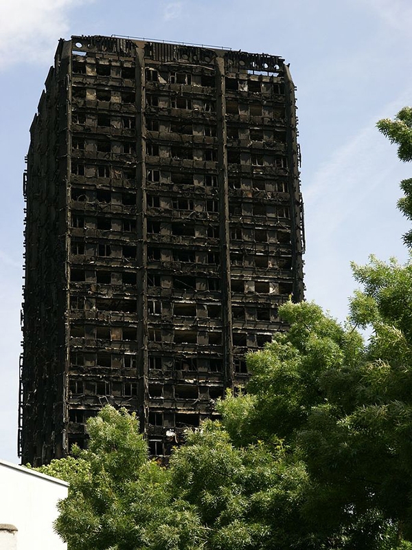 ８０人死亡の英ロンドン高層住宅火災、現場近くの教会で追悼礼拝行われる