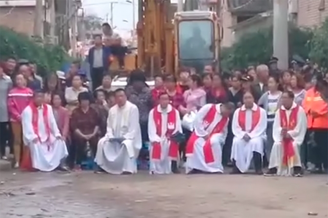 中国のカトリック信徒ら、「祈り」の抗議で当局による教会取り壊しを阻止