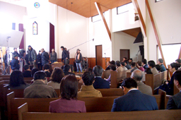 礼拝シーンの撮影に約４０人のクリスチャンが参加した＝３月３１日、東京都武蔵野市の日本基督教団東美教会で