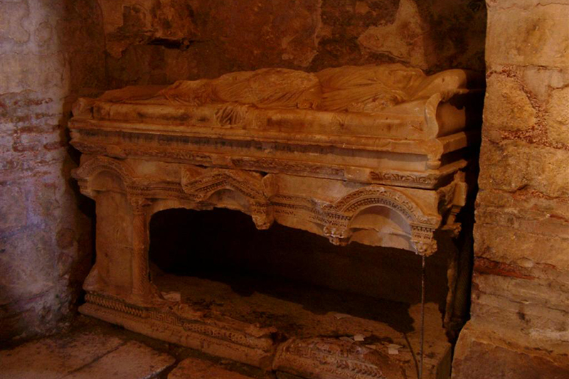 サンタクロースのモデル　聖ニコラウスの墓、トルコの教会地下に存在か