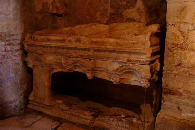 サンタクロースのモデル　聖ニコラウスの墓、トルコの教会地下に存在か