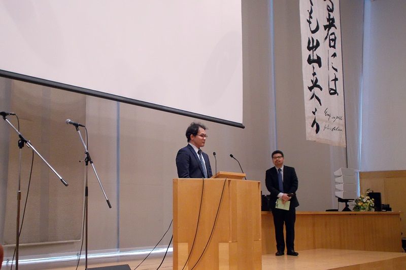 映画「地の塩 山室軍平」の東條政利監督が、東京キリストの教会(東京・渋谷区)の礼拝に参加。改めて映画に込めたメッセージを伝えた。
