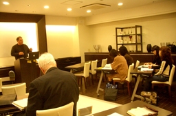 ジョン・ライト牧師の講義に耳を傾ける受講生たち＝１８日、東京都港区で