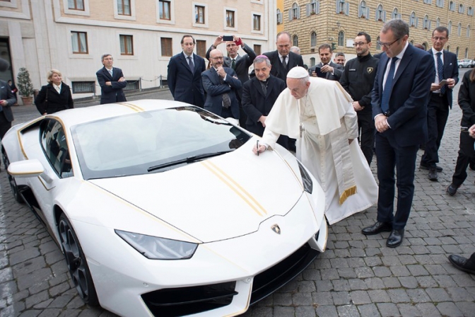 伊ランボルギーニ、限定特別仕様車を教皇に贈呈