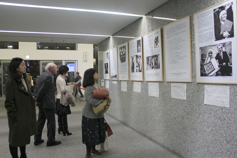 マザー・テレサの生涯をたどる写真展　上智大学「マザー・テレサ写真展」開催中