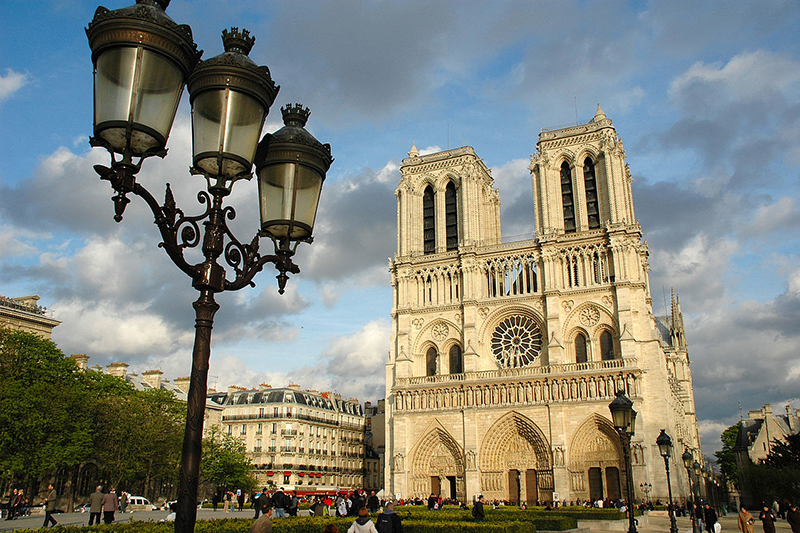 仏カトリック教会が新しい「主の祈り」を導入　「誘惑」の曖昧さ受け