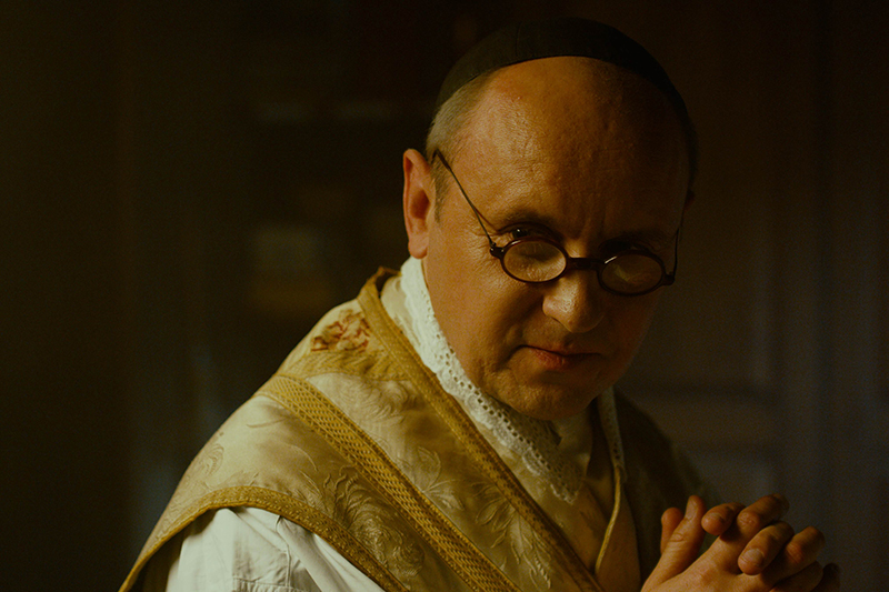 アウシュビッツで身代わりの死　コルベ神父の生涯描いた映画「二つの冠」　９日から上映