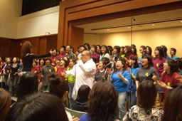 事前クラスを受けた８０人と共に歌うBee 芦原さんと指揮をするナナ・ジェントルさん＝１７日、東京都渋谷区のＳＹＤホールで
