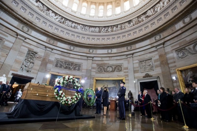 ビリー・グラハム氏、米議事堂に正装安置　民間人で４人目　大統領が弔辞