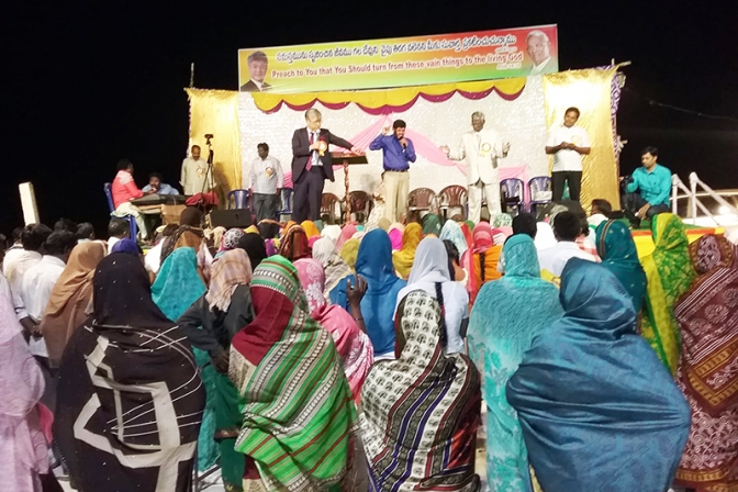 万代栄嗣牧師、インドで野外伝道　６５００人に福音語る