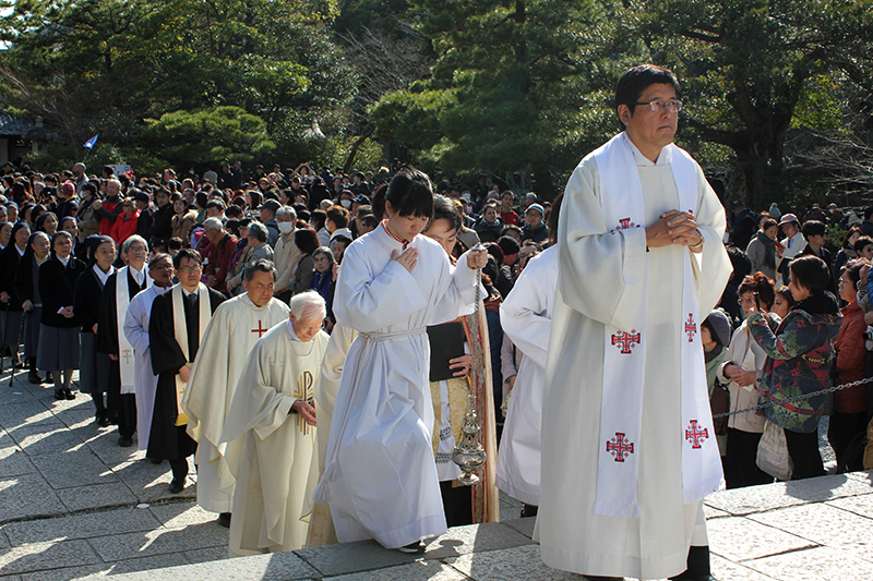 鎌倉大仏を前に「主の祈り」も　東日本大震災７年、３宗教が合同で追悼・復興祈願祭