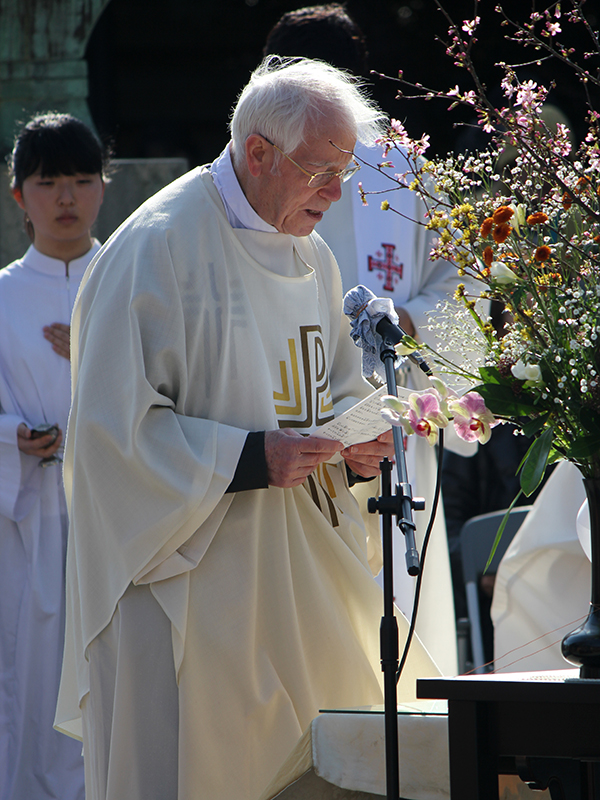 鎌倉大仏を前に「主の祈り」も　東日本大震災７年、３宗教が合同で追悼・復興祈願祭