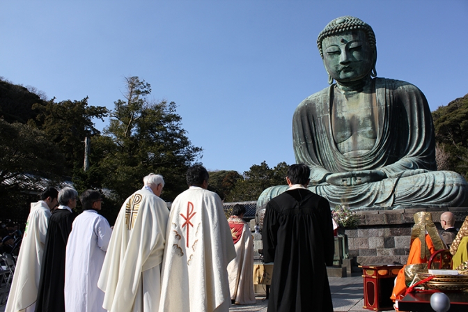 鎌倉大仏を前に「主の祈り」も　東日本大震災７年、３宗教が合同で追悼・復興祈願祭