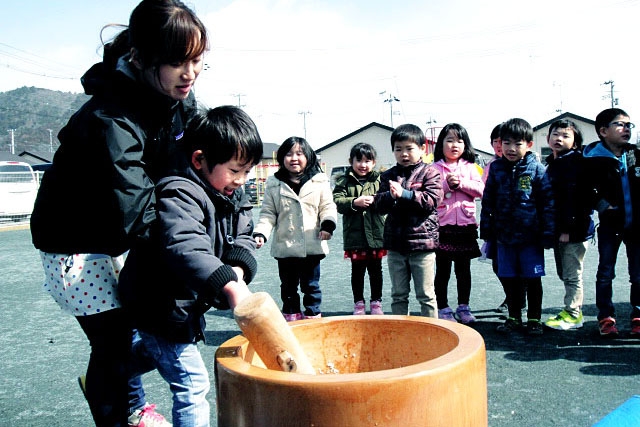 「被災地の人々と共に生きる」　神戸国際支縁機構が８３回目の訪問、石巻市の幼稚園で餅つき大会