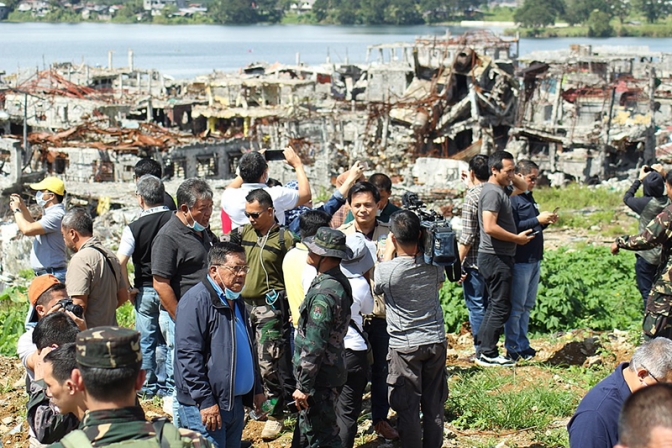 ＩＳ系組織に破壊されたフィリピンの教会、復活祭のミサ中止　破損激しく