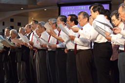 聖会の共催・協賛教団合同による男声合唱団が特別讃美として「イエスよ　この身を」を賛美した＝同上
