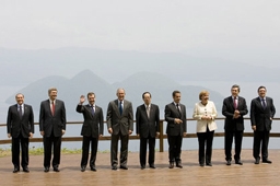 サミットに出席した各国首脳ら。背後に見えるのが洞爺湖＝８日