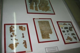 ヨルダンの首都アンマンの考古学博物館に展示されている死海文書の断片
