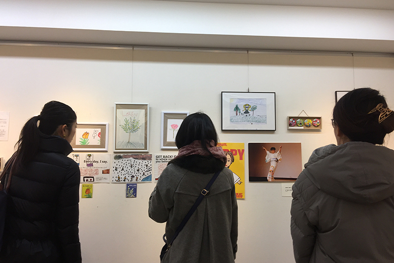 「戦場のたんぽぽ」展　イラク・シリアの子どもたちが描いた絵展示、難民手作りのグッズ販売も