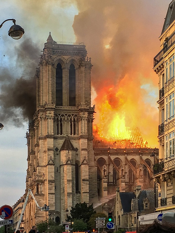パリのノートルダム大聖堂で大規模火災、仏司教協議会「計り知れない悲しみ」