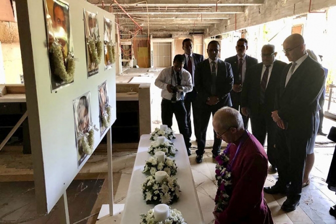 カンタベリー大主教、連続爆破テロの被害教会訪問　「スリランカの平和のために祈りを」
