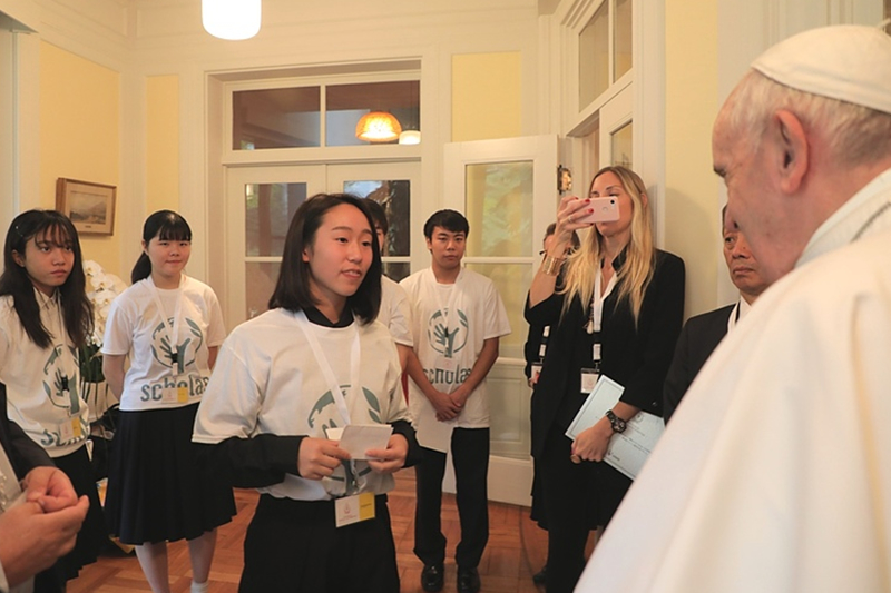 教皇フランシスコ、東京で自身主宰のスコラス・オコレンス財団で学んだ青年らと面会
