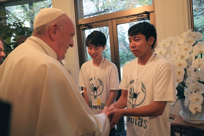 教皇フランシスコ、東京で自身主宰のスコラス・オコレンス財団で学んだ青年らと面会