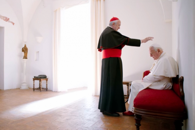 映画「２人のローマ教皇」　歴史的交代劇の裏舞台、２人の教皇は何を語り合ったのか