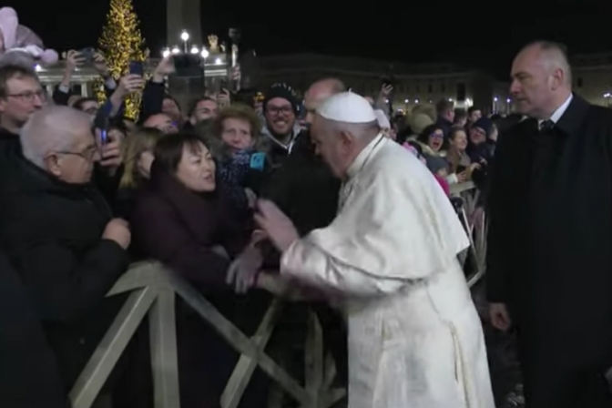教皇、強引に引っ張られ女性信徒の手をたたく　翌日に謝罪「忍耐失うことある」