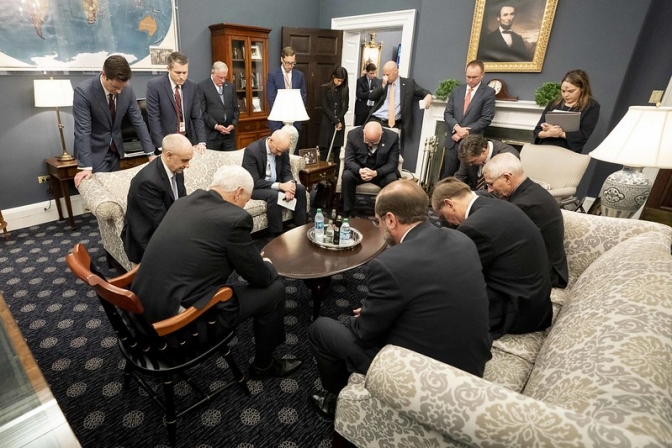 新型コロナ対策責任者のペンス米副大統領、ホワイトハウスで祈るも賛否