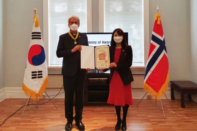 世界教会協議会のトヴェイト前総幹事、韓国の国民勲章を受章