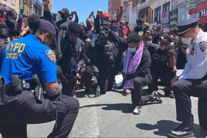 米黒人死亡事件、警官がデモ隊と共に祈る　「これまで以上の祈りが必要」