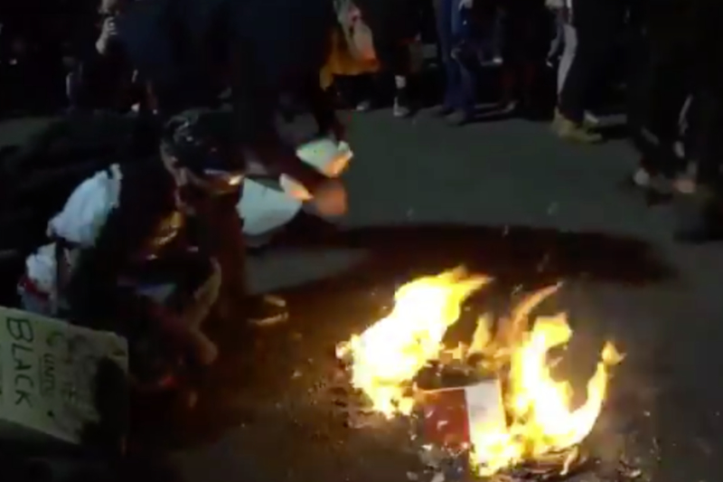米ポートランド抗議デモ、暴徒が連邦裁判所前で聖書燃やす