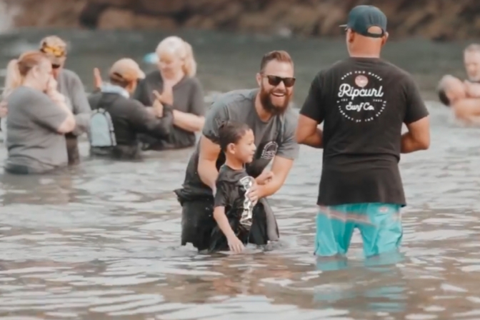 米カリフォルニア州のビーチで約千人が洗礼　「霊的なリバイバル」