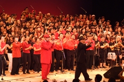 最後には出演者全員とワークショップ参加者による「JGF Workshop Choir」がフィナーレを飾った＝６日、新宿文化センターで 