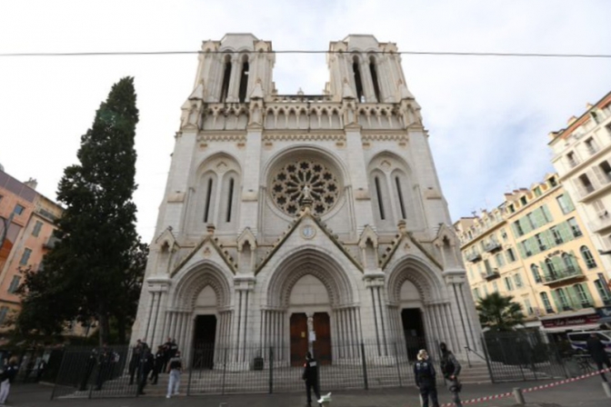 フランス南部の教会でテロ、刃物男襲撃で３人死亡　女性首切られる