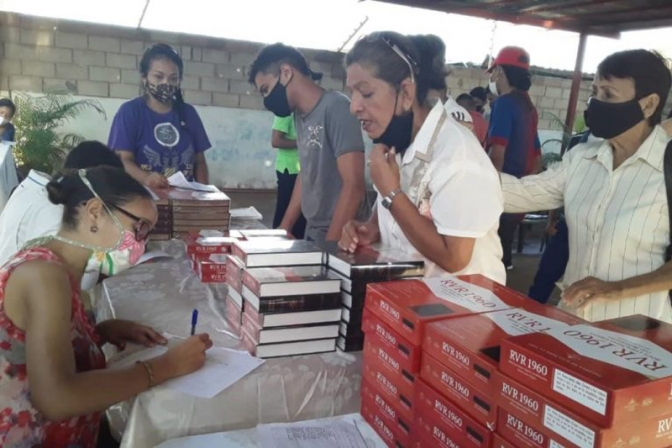 聖書の価格が給料６カ月分　経済危機のベネズエラに聖書３万冊を寄贈