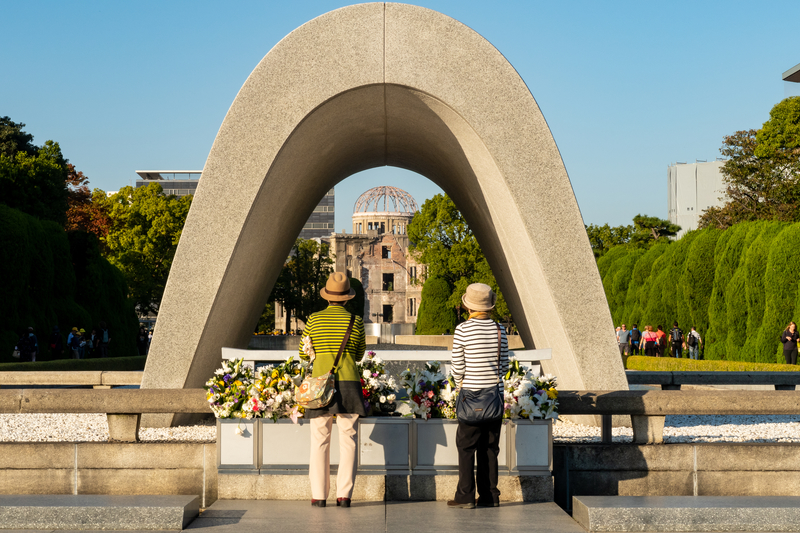 広島平和記念公園・原爆死没者慰霊碑