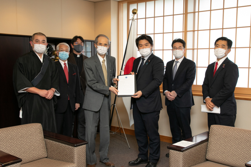 核兵器は「存在自体が絶対悪」　日本の宗教者が核禁条約発効で声明、鷲尾副外相と面談