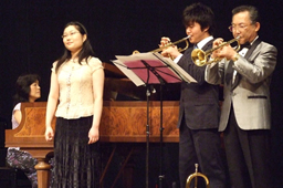 (Photo : )家族４人でトランペット、ピアノ、歌による「サウンド・オブ・ミュージック」を演出した戸部ファミリー＝１５日、ＹＭＣＡアジア青少年センターで 