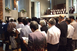 毎年参加者全員で捧げている開催聖餐礼拝。江藤直純校長が「見抜く力、歩み出す勢い」と題して説教した。